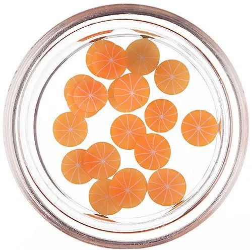 Narezaný pomaranč na zdobenie nechtov
