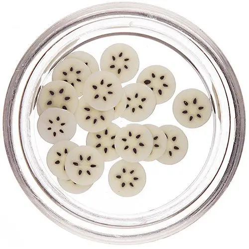 Narezaný banán na zdobenie nechtov