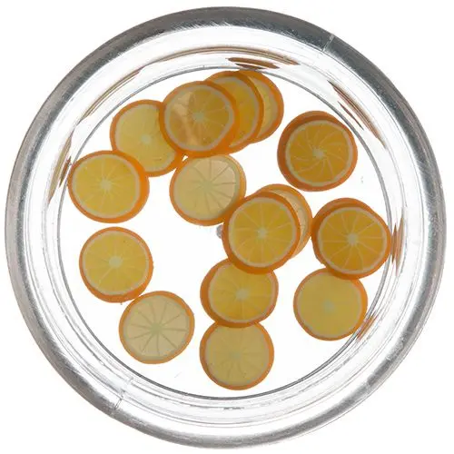Narezaný pomaranč na zdobenie nechtov